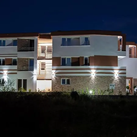 1 Bedroom Stunning In Apartment